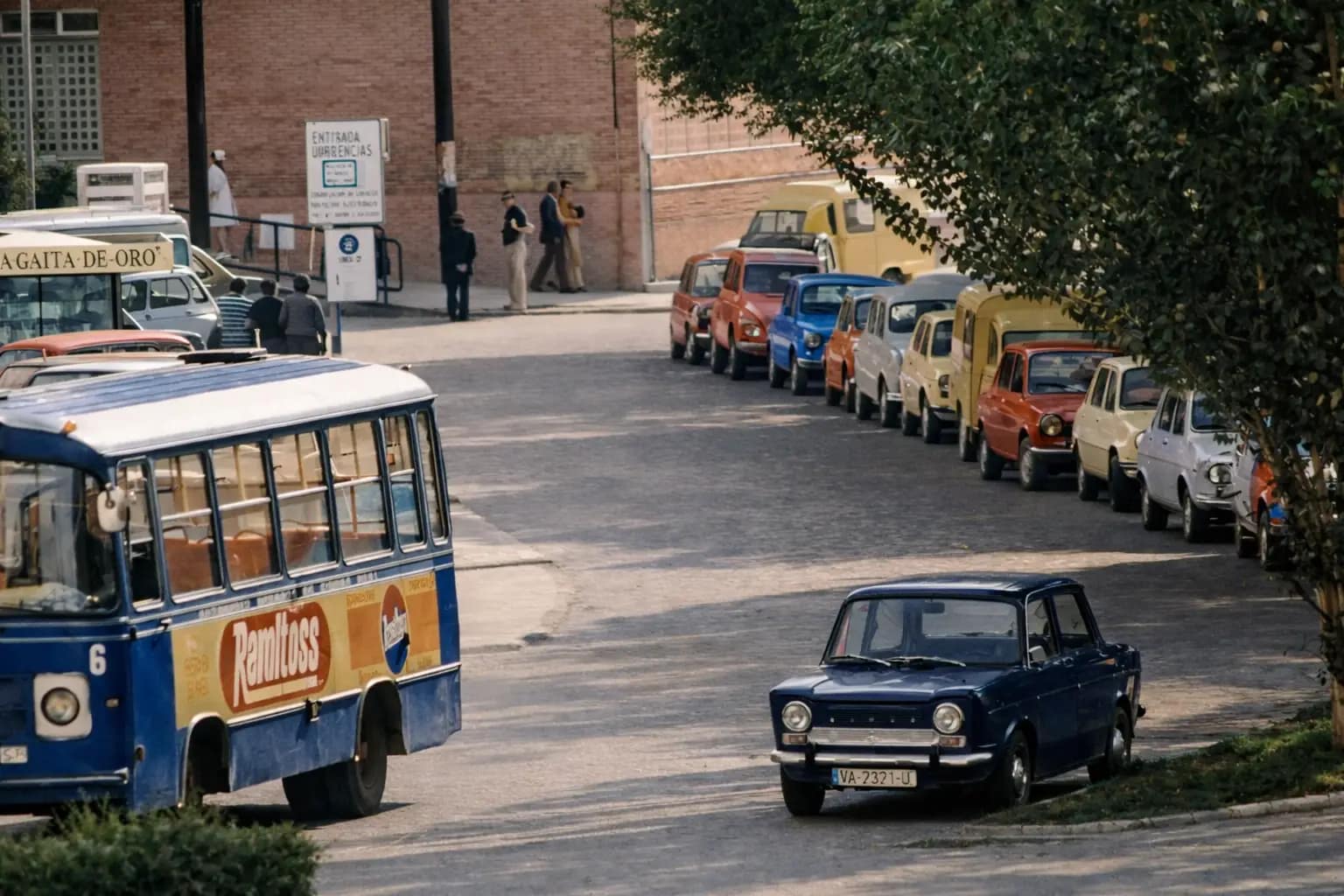 Avenida de Pío XII frente al Hospital de Alarcos en los años 70. Foto coloreada por IA