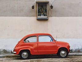 Coche aparcado en los años 60 junto al Sagrado Corazón