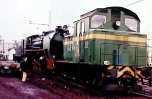 Posicionamiento de la máquina por el tractor de maniobras en el lugar de carga. Fotografías de José Jiménez.